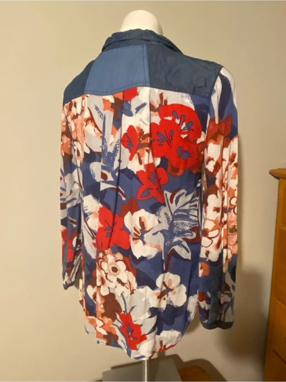John Mark Blue Floral V-Neck Pullover with Red Accents